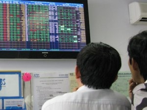 2 sàn trái chiều, VN-Index vượt lên gần mốc 490 điểm
